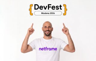 Alessio Miranda, fondatore di Netframe, indica il logo del DevFest Modena 2026