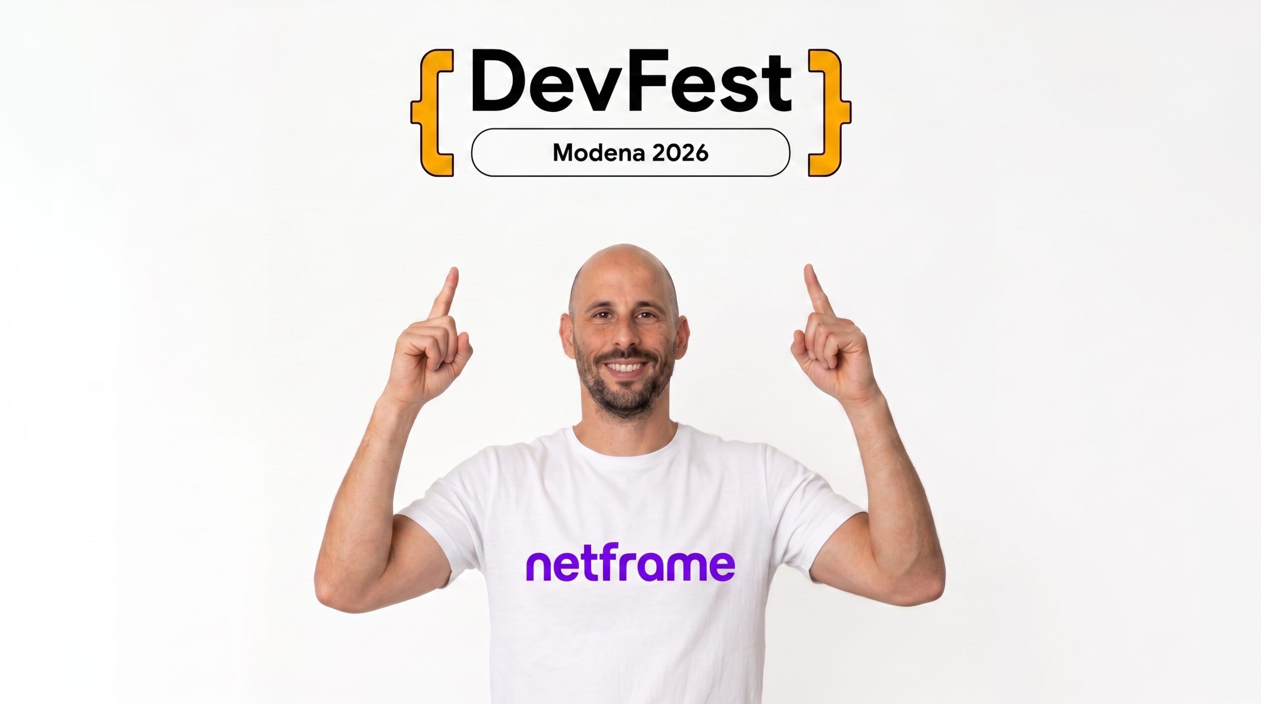 Alessio Miranda, fondatore di Netframe, indica il logo del DevFest Modena 2026