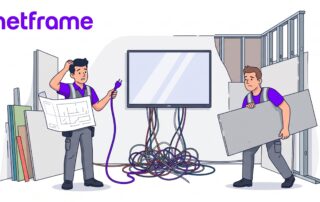 Sala riunioni in fase di allestimento con display già montato, pannello a parete aperto su presa elettrica e punto rete, scala e controsoffitto ispezionato