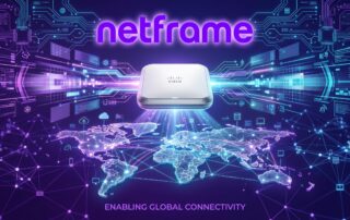 Etichetta sul retro di un access point aziendale con il codice prodotto e i marchi di conformità, tenuto in mano da un tecnico prima dell'installazione