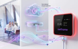 Pannello touch di prenotazione montato accanto alla porta in vetro di una sala riunioni, con LED laterale verde che indica la sala libera