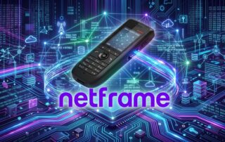 Operatore in un reparto industriale che parla con un telefono Wi-Fi professionale, con un access point montato sul soffitto del corridoio