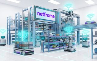 Robot mobile autonomo che percorre un corridoio di magazzino fra scaffalature cariche, con un access point Wi-Fi montato in alto sulla struttura