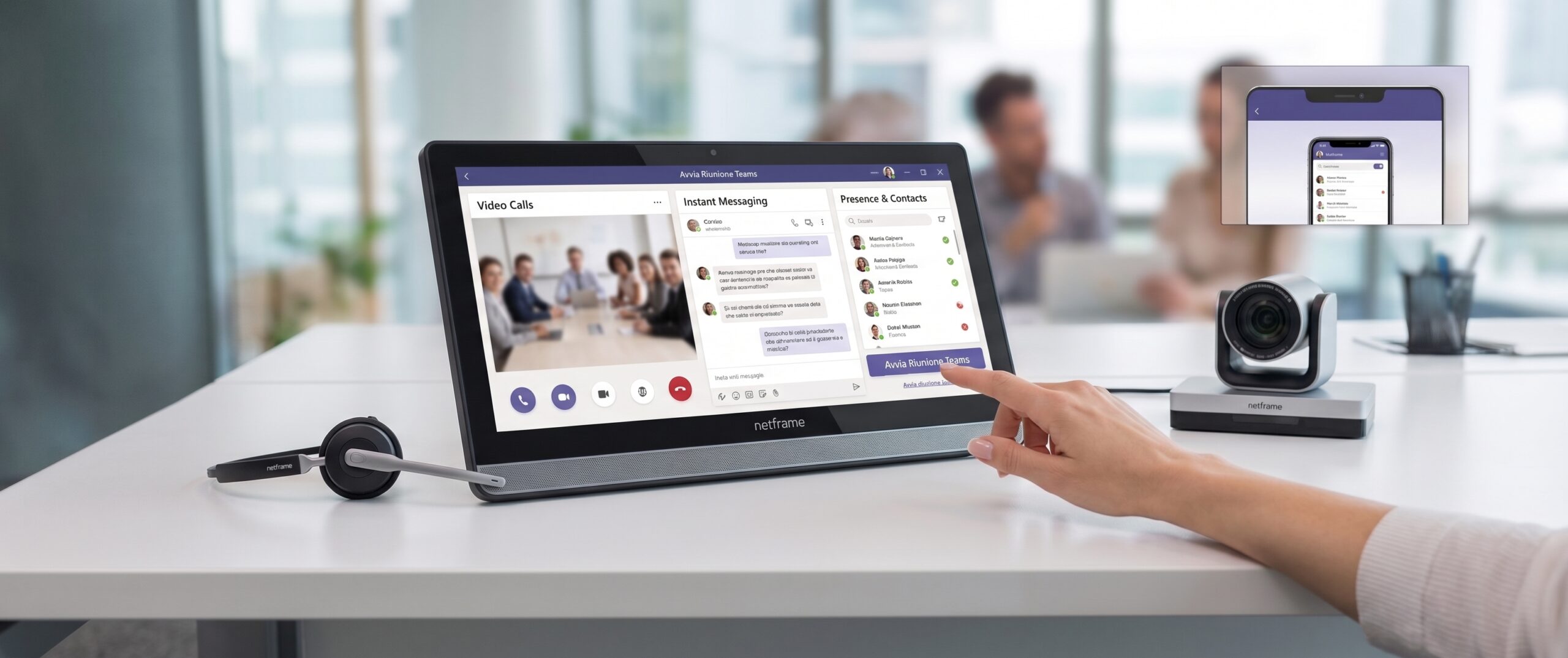 Display touch con videochiamata di gruppo, chat e stato di presenza dei contatti, cuffia wireless e telecamera PTZ su una scrivania d'ufficio: postazione Unified Communication e Collaboration