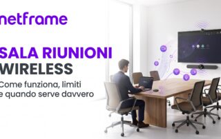Portatile con dongle wireless USB-C sul tavolo di una sala riunioni e schermo del portatile duplicato sul display a parete